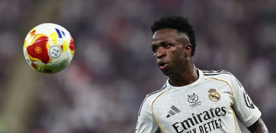 Joueur de football en action avec le ballon