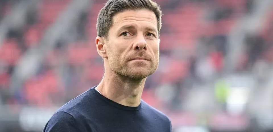Entraîneur observant le match depuis la touche