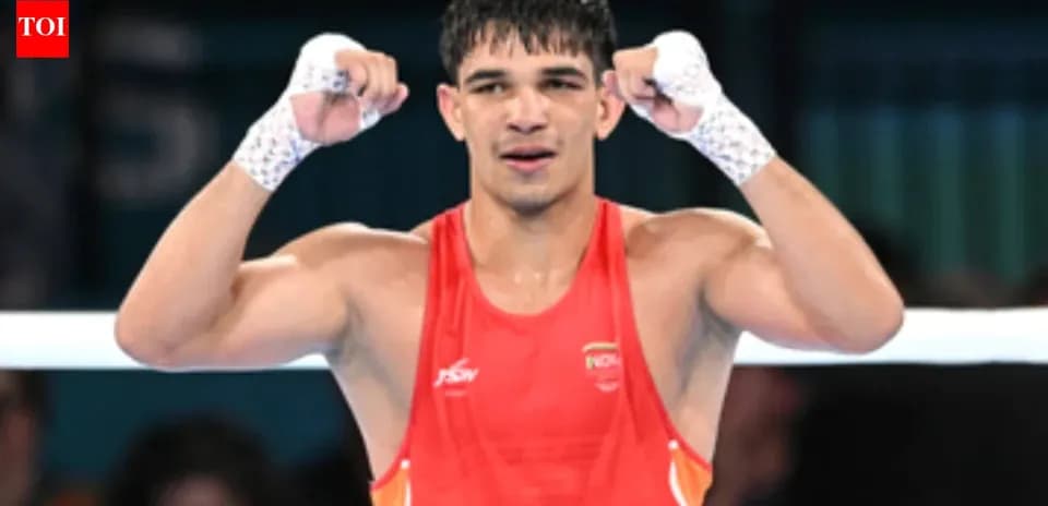 Boxeur levant les bras après une victoire sur le ring