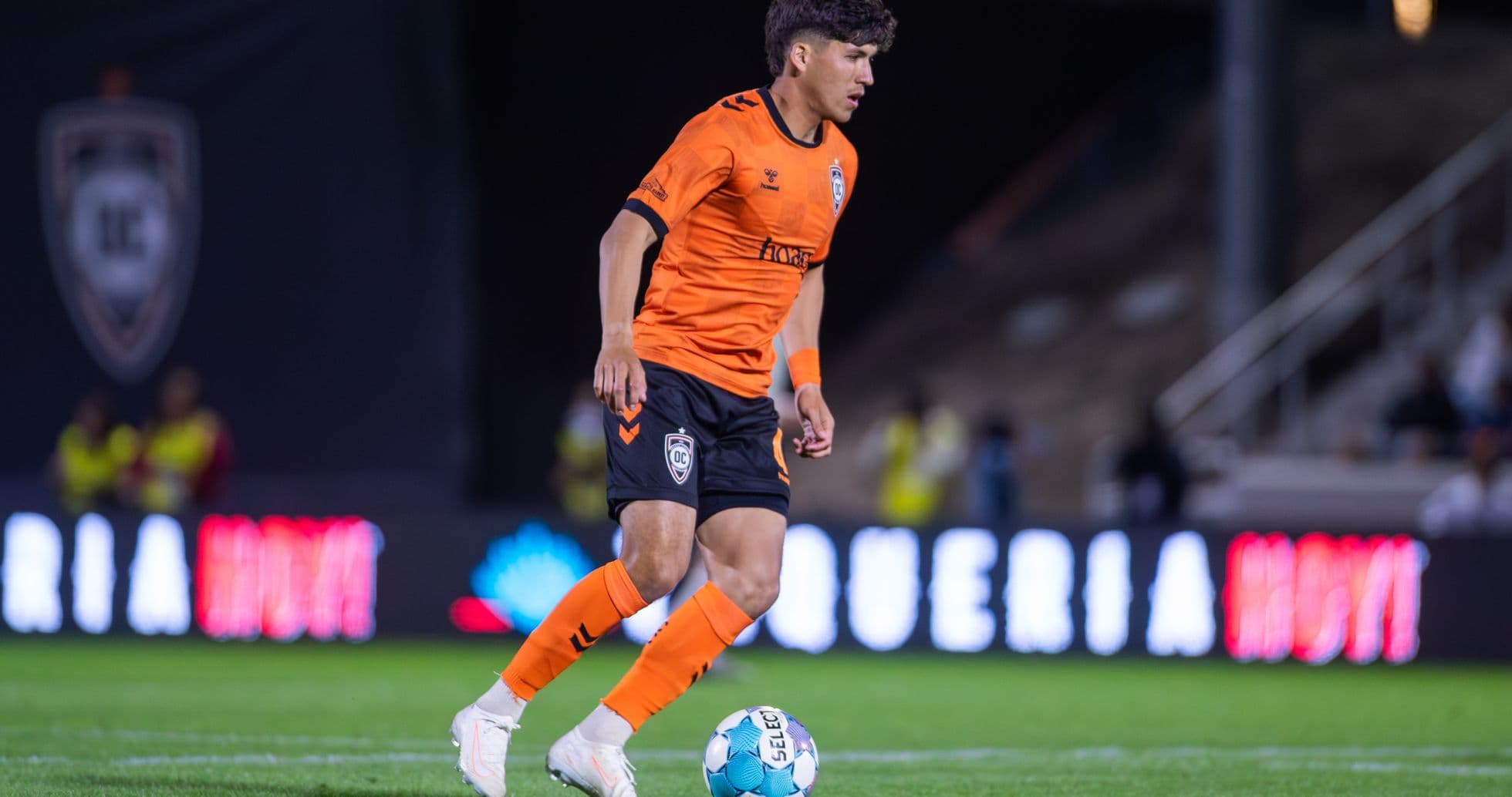 Joueur d'Orange County SC avec le ballon