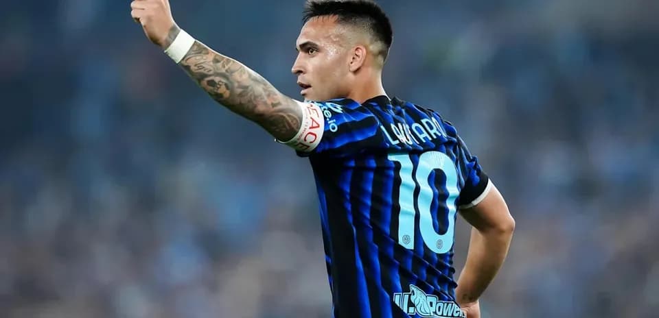 Joueur levant le bras sur le terrain de football