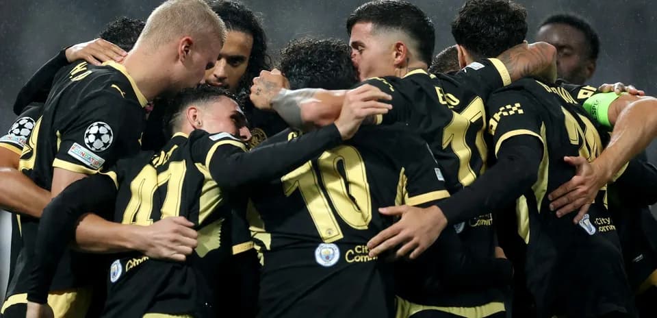 Joueurs célébrant un but en équipe sur le terrain