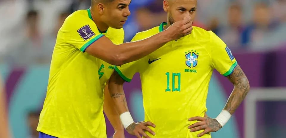 Casemiro et Neymar discutant sur le terrain