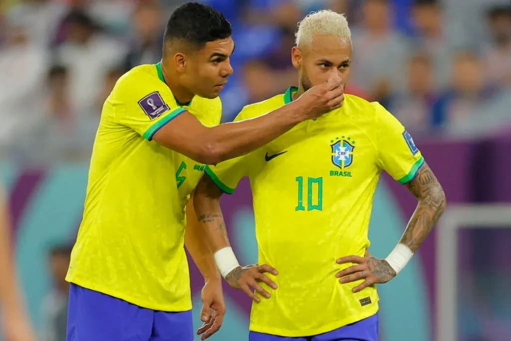 Casemiro et Neymar discutant sur le terrain