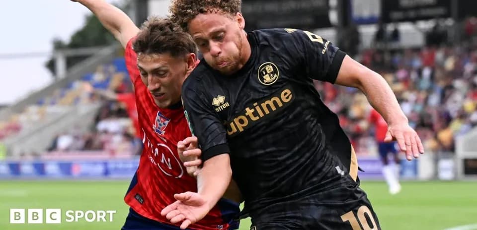 Deux joueurs se disputant le ballon sur le terrain