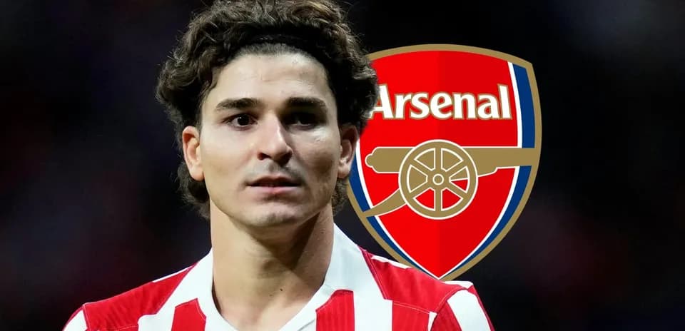 Joueur avec maillot rayé devant le logo d'Arsenal