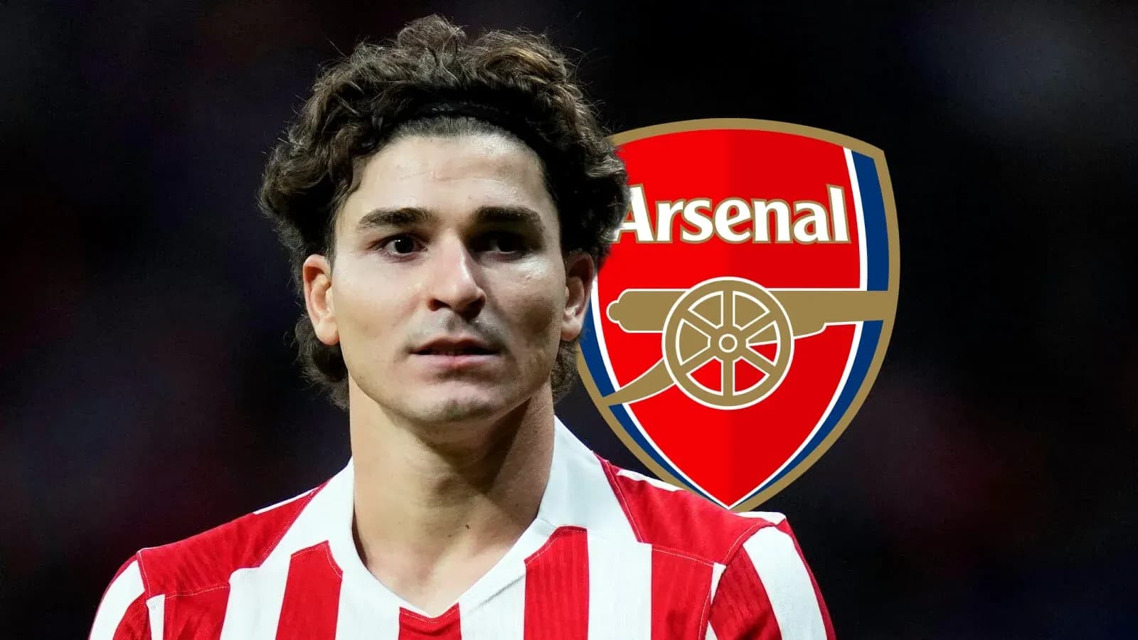 Joueur avec maillot rayé devant le logo d'Arsenal