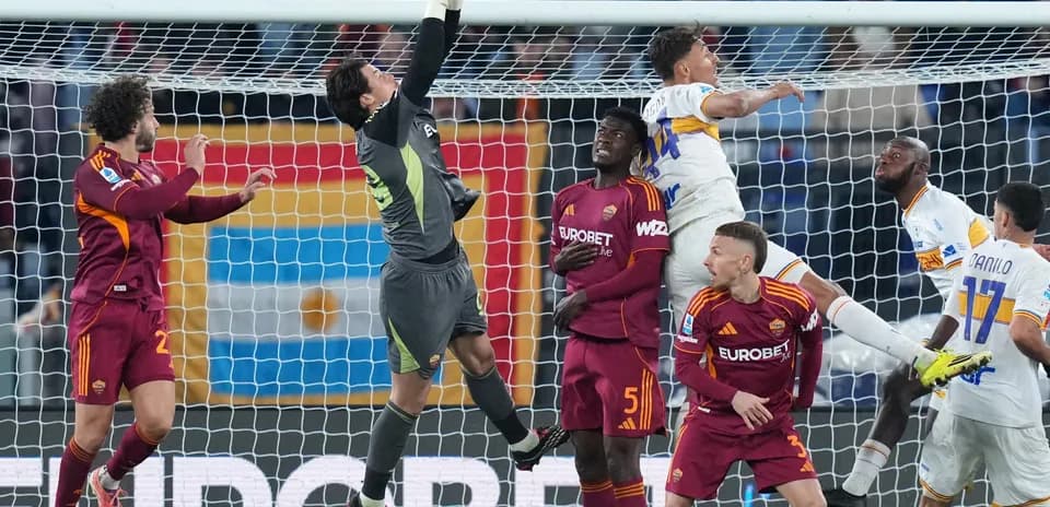 Un gardien attrape le ballon pendant le match