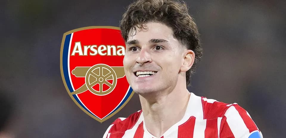 Joueur souriant avec le logo d'Arsenal en arrière-plan