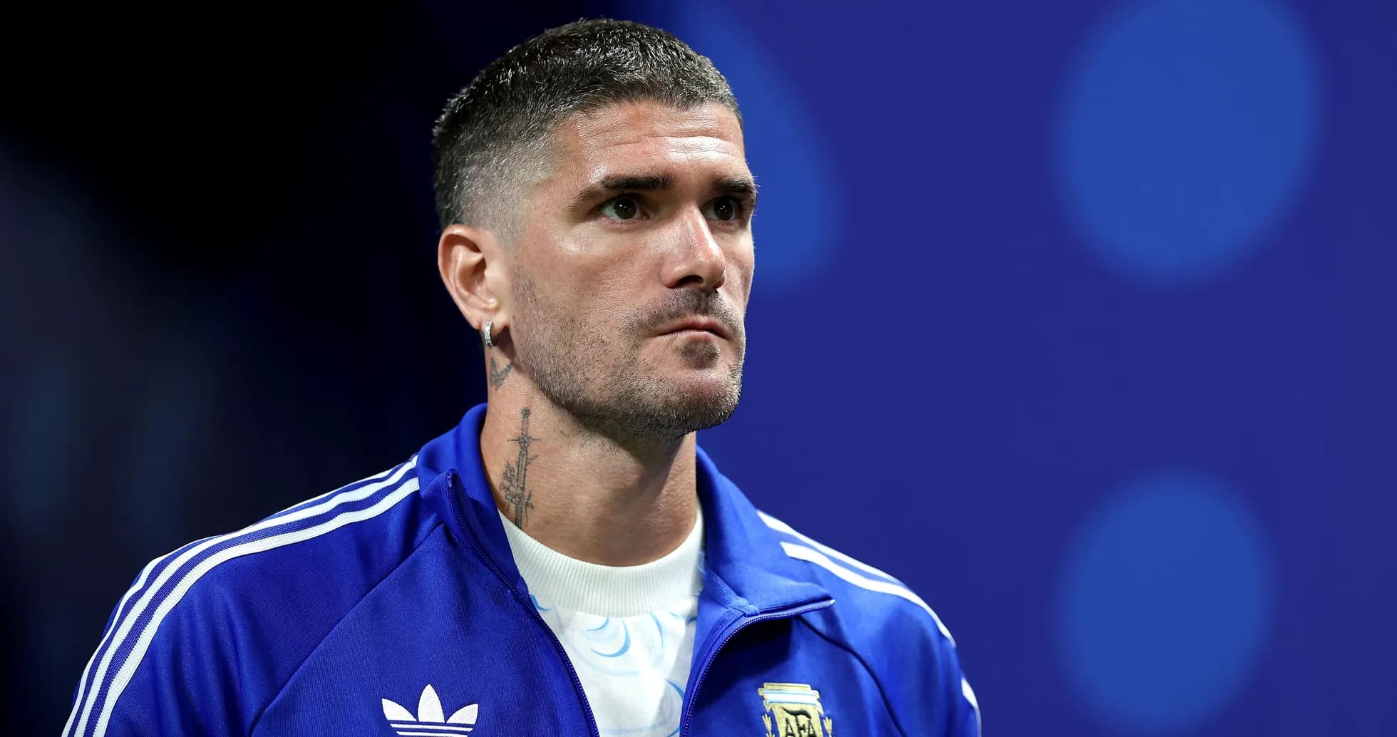 Joueur en tenue de l'Argentine, concentré avant le match