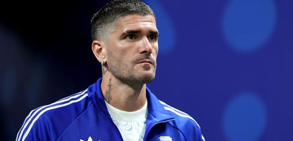 Joueur en tenue de l'Argentine, concentré avant le match