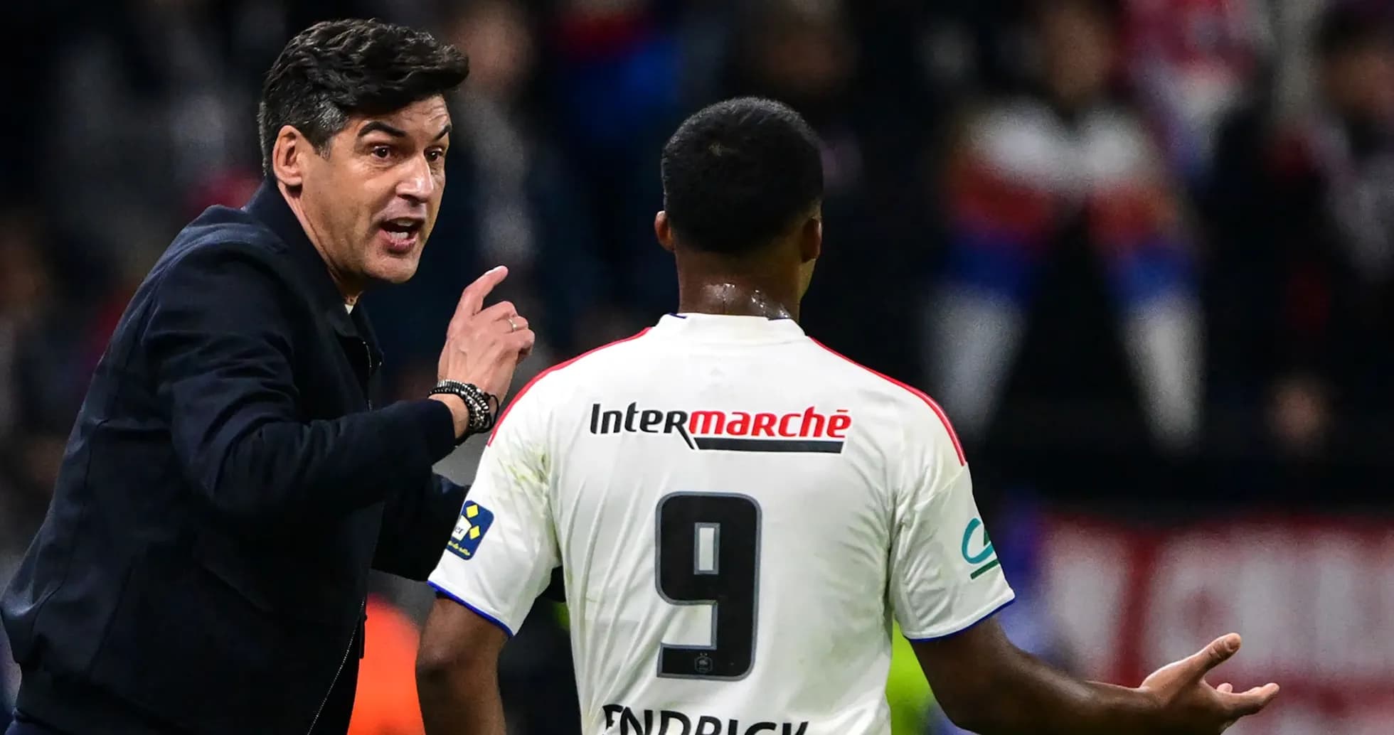 Entraîneur discutant avec joueur pendant le match