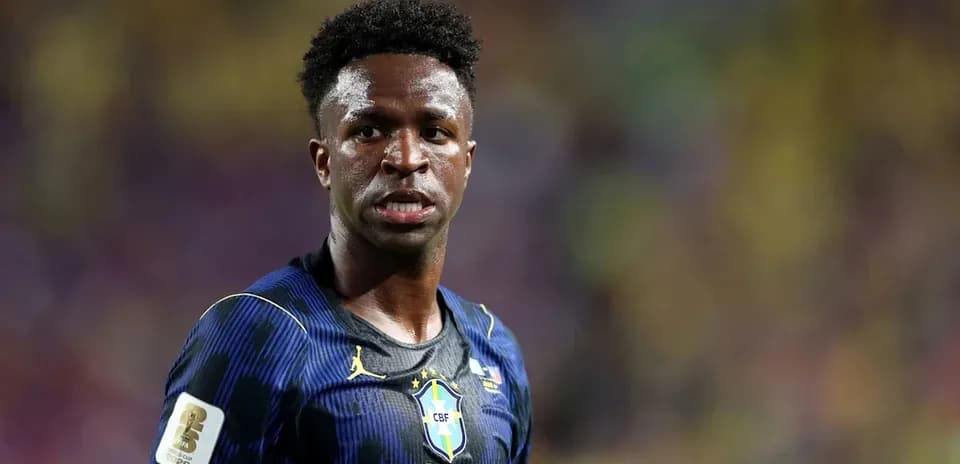 Joueur de football en maillot du Brésil sur le terrain