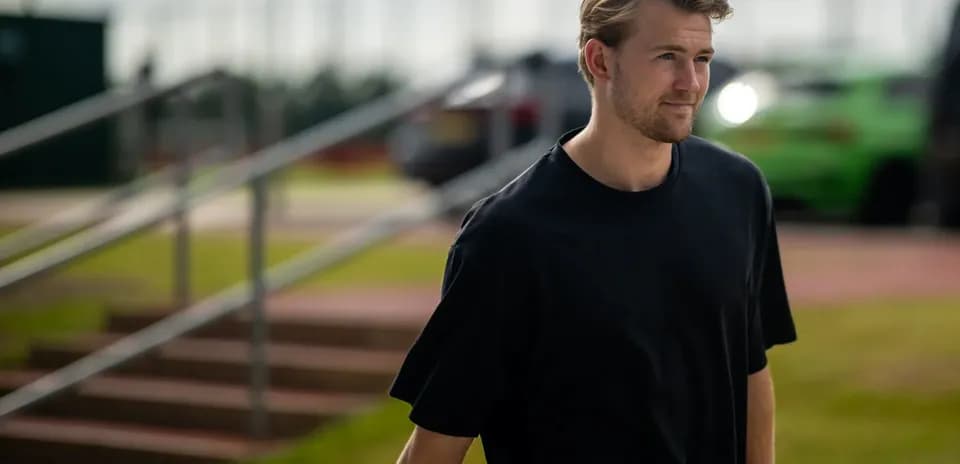 Joueur marchant sur le terrain d'entraînement