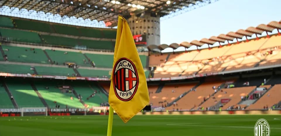 Coin de terrain avec le logo de l'AC Milan