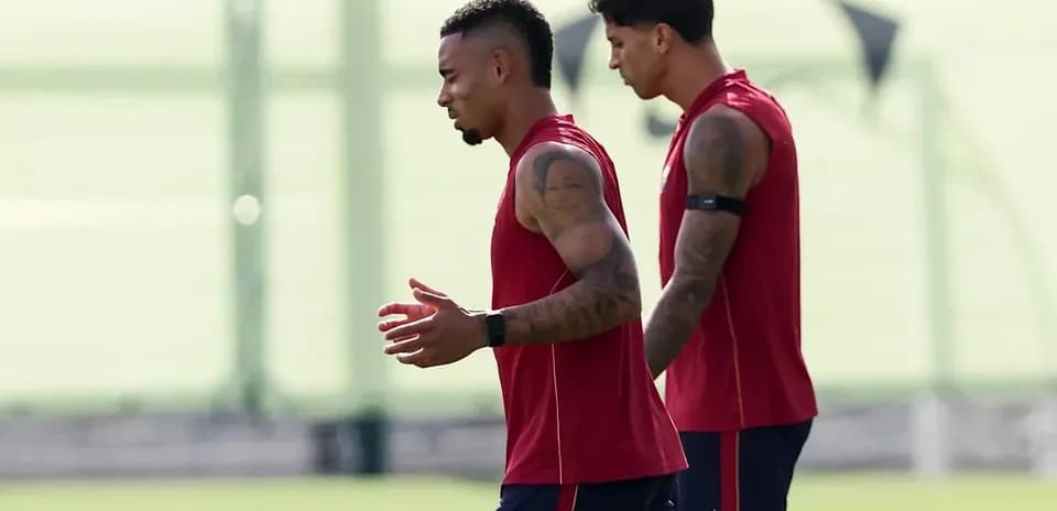 Joueurs s'entraînant sur le terrain de football