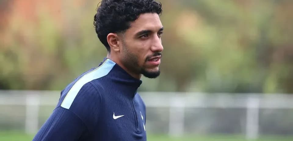 Joueur en entraînement sur le terrain de football