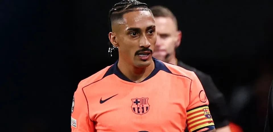 Joueur de Barcelone en maillot orange sur le terrain