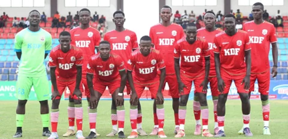 Équipe de football KDF posant sur le terrain