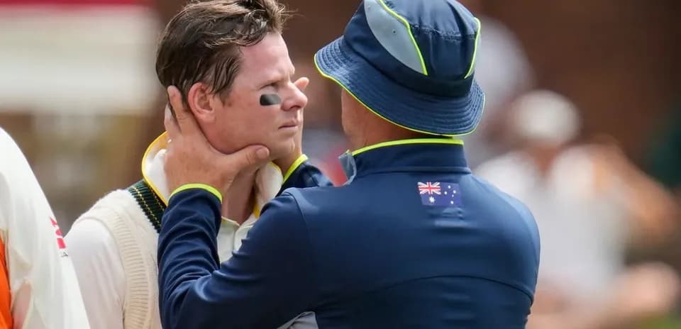 Un entraîneur parlant à un joueur de cricket