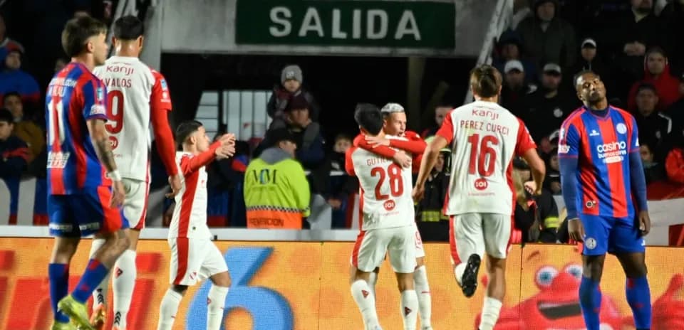 Joueurs célébrant un but lors du match