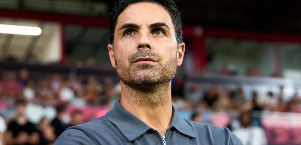 Entraîneur observant le match depuis la touche