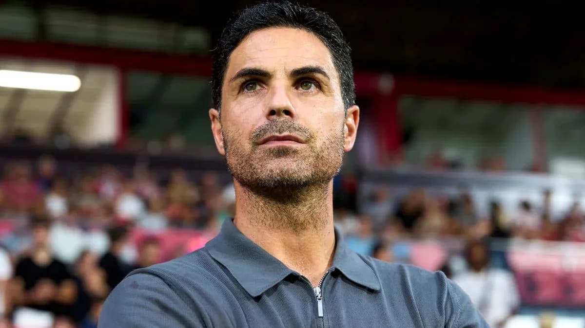 Entraîneur observant le match depuis la touche