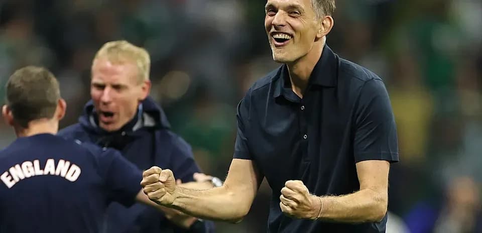 Entraîneur célébrant avec son équipe après un match