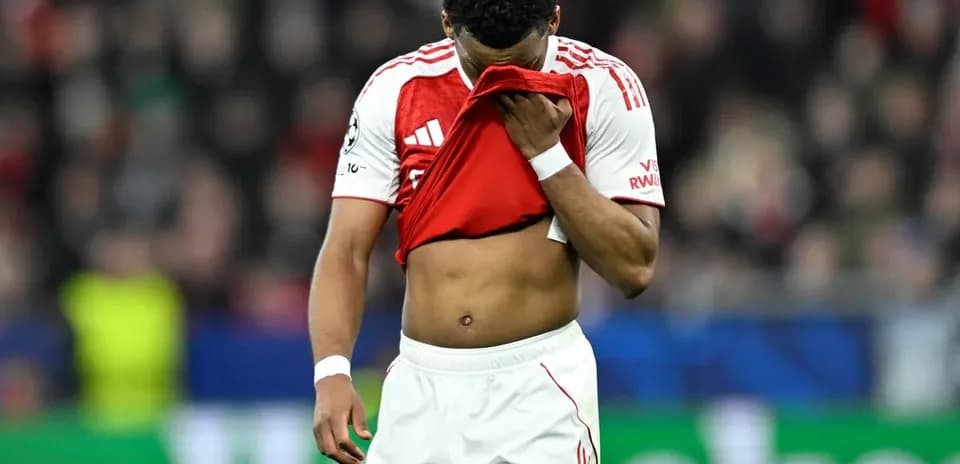 Joueur déçu tenant son maillot après un match