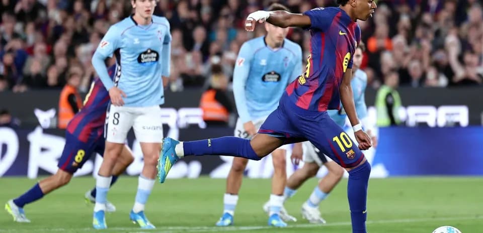 Joueur du FC Barcelone tirant un penalty au match
