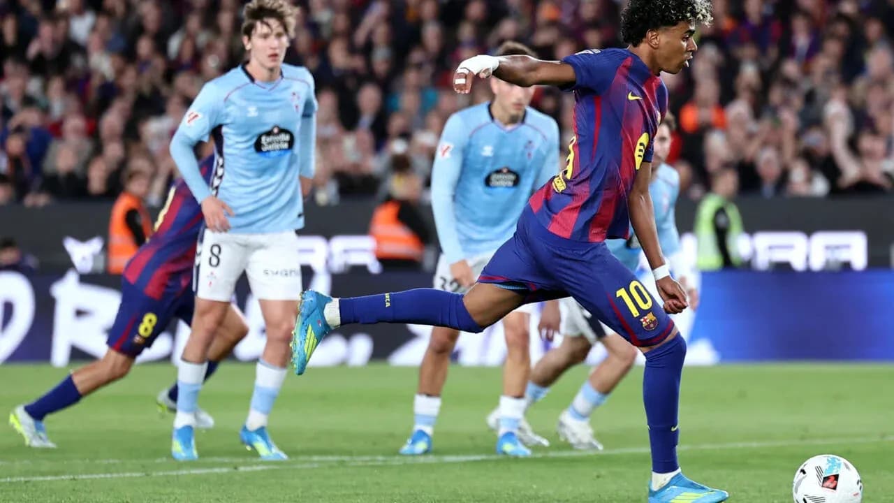 Joueur du FC Barcelone tirant un penalty au match