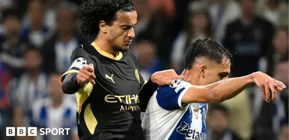 Joueur de Manchester City en duel avec joueur de Porto
