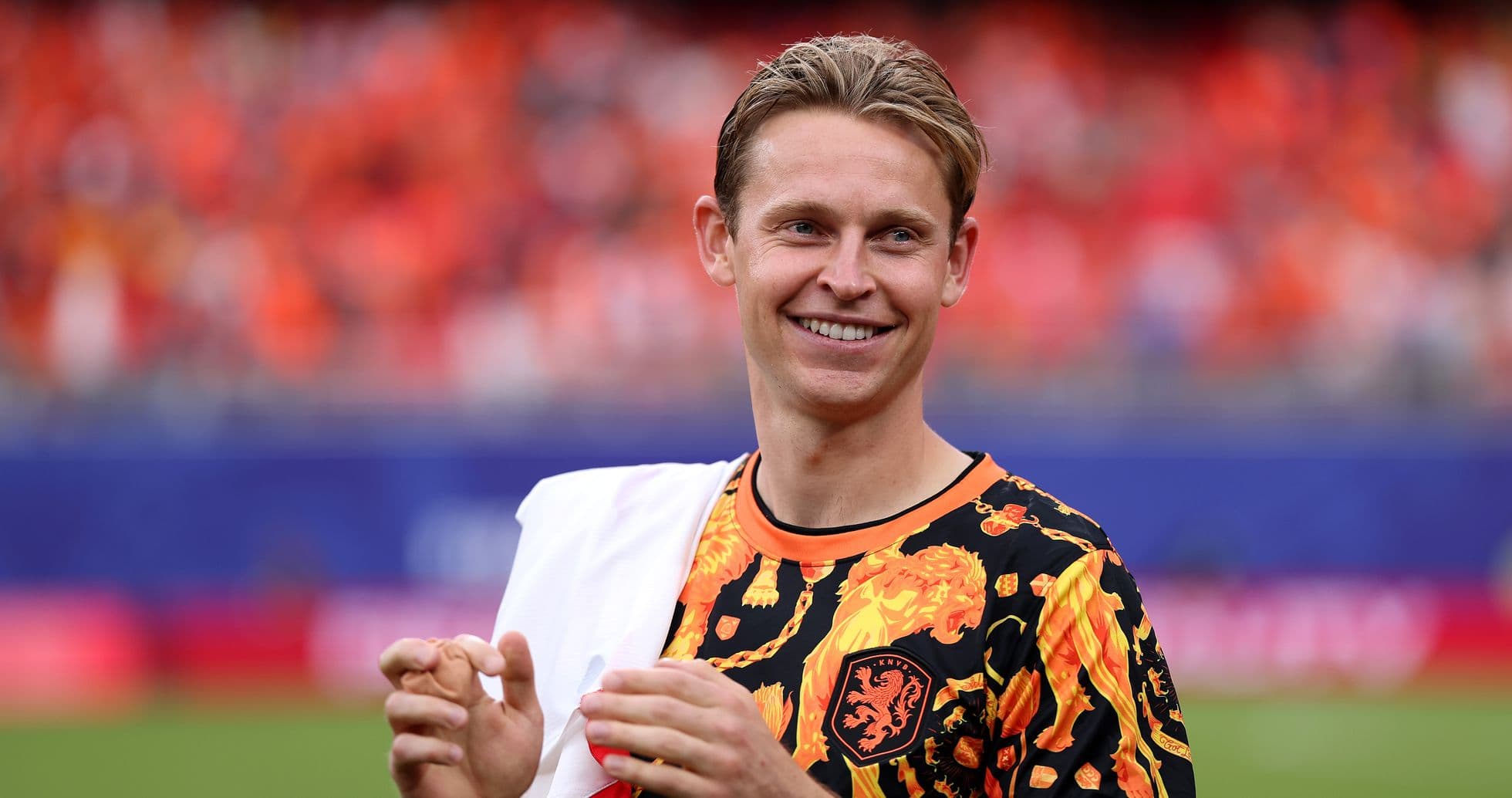 Joueur souriant avec un maillot orange vif