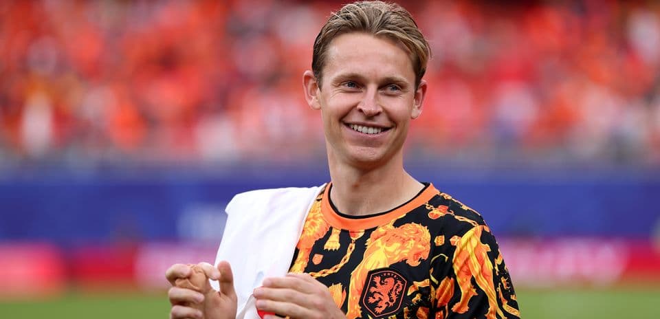 Joueur souriant avec un maillot orange vif
