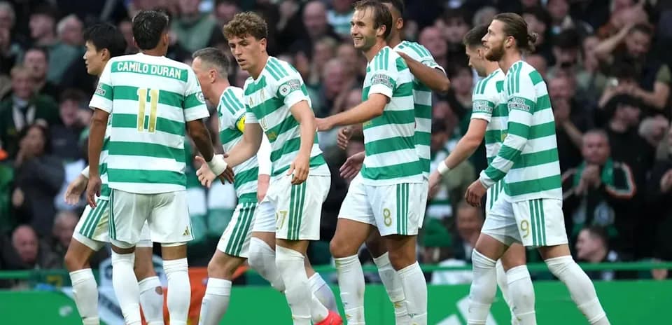 Joueurs de Celtic célébrant un but ensemble