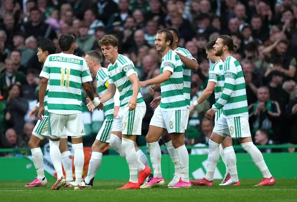Joueurs de Celtic célébrant un but ensemble