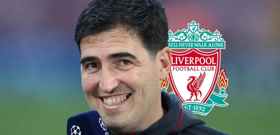 Person souriant avec logo de Liverpool en arrière-plan