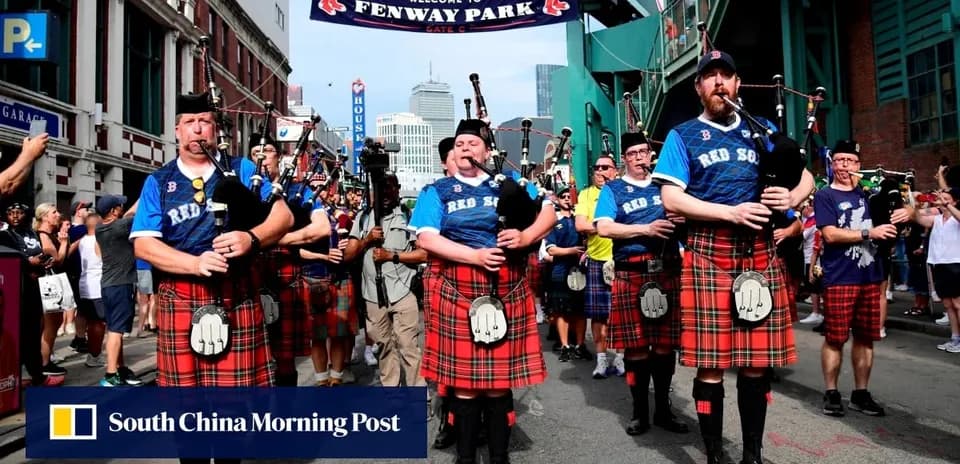 Musiciens en kilts jouant de la cornemuse à Fenway Park