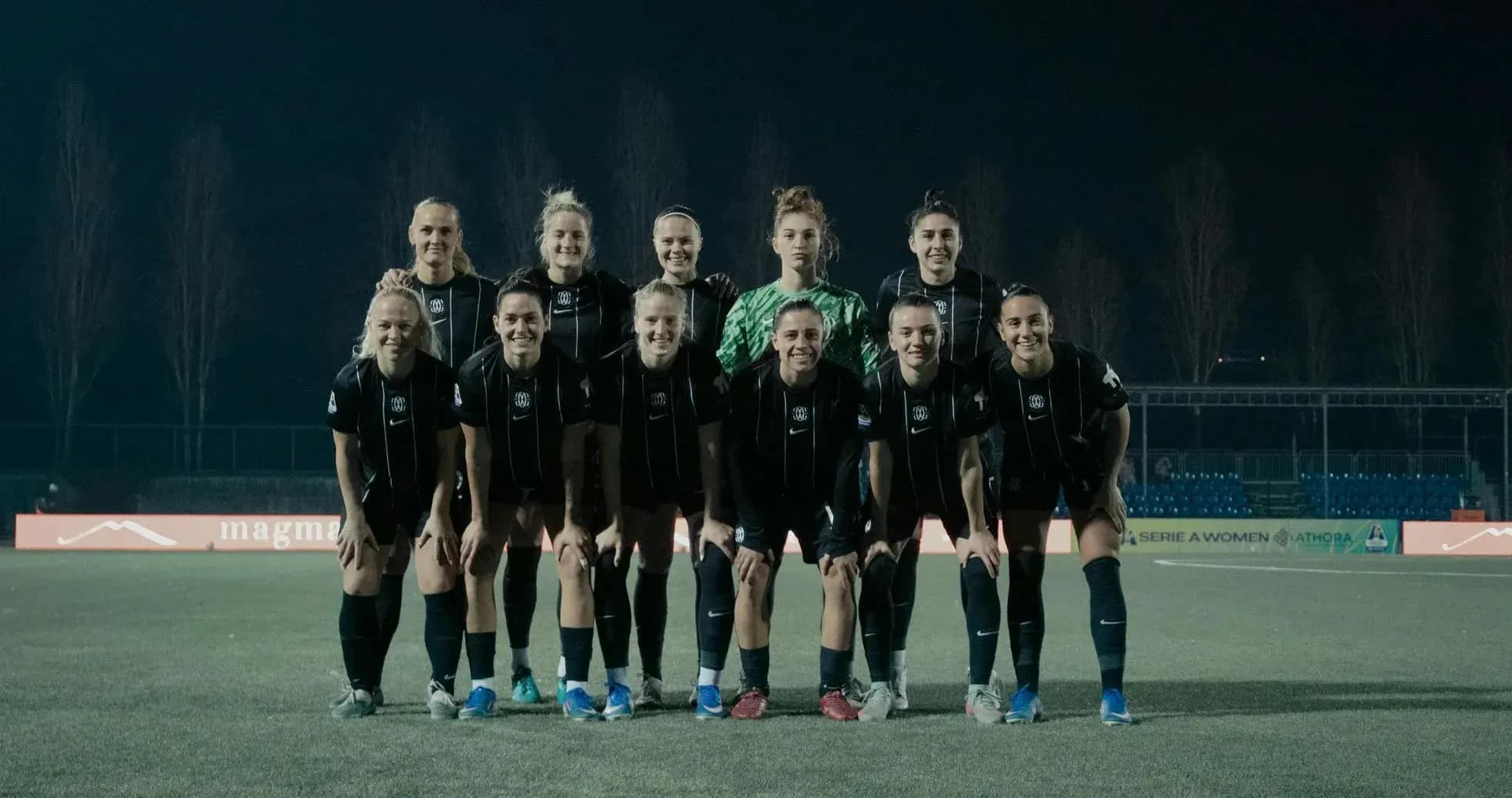 Équipe de football féminin posant pour la photo