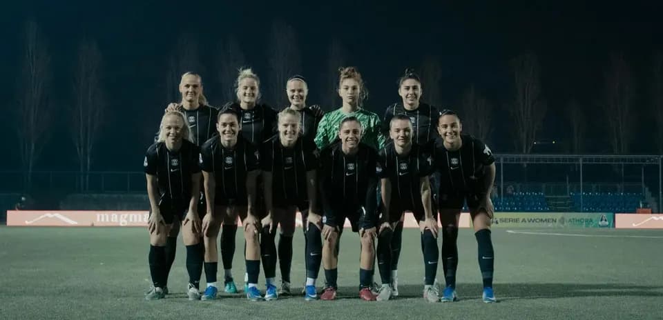 Équipe de football féminin posant pour la photo