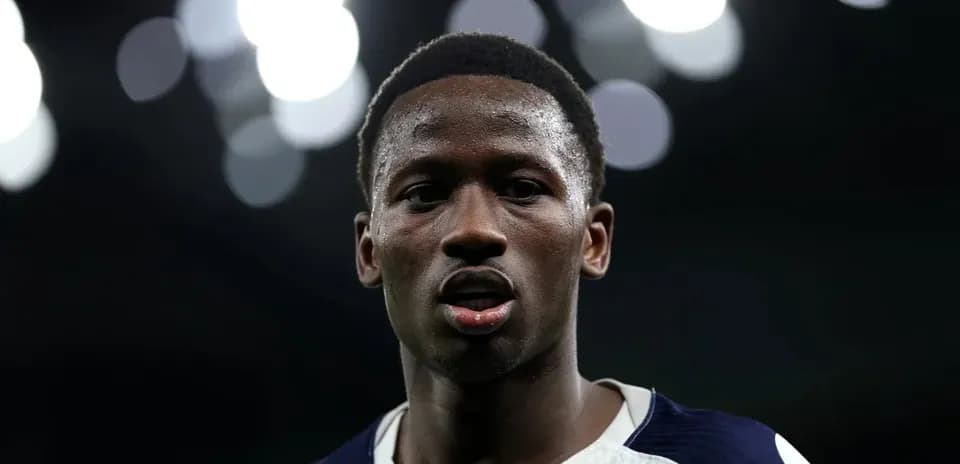 Joueur en maillot de football sur le terrain