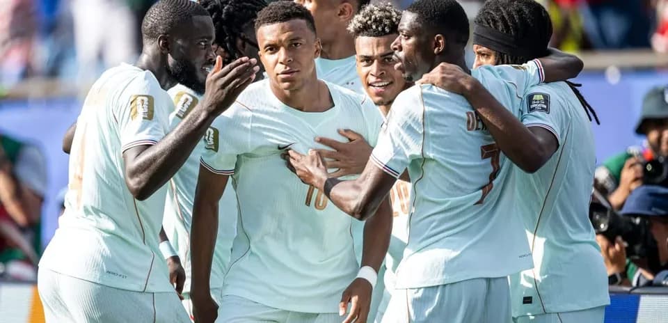Joueurs français célébrant un but ensemble