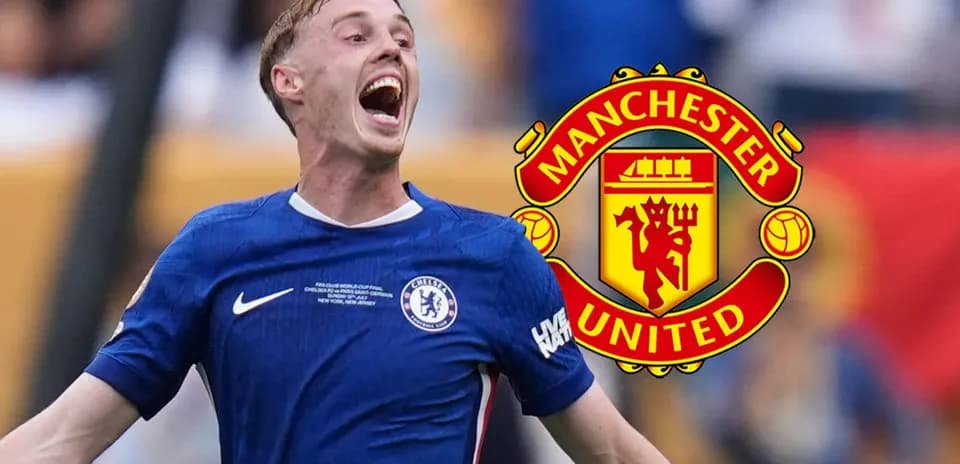 Joueur de Chelsea célébrant avec logo de Manchester United