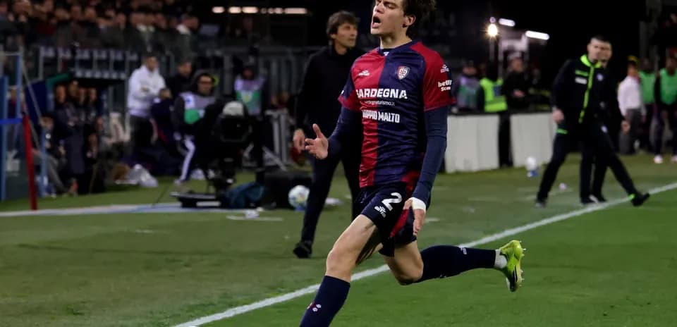 Joueur de Cagliari célébrant un but sur le terrain