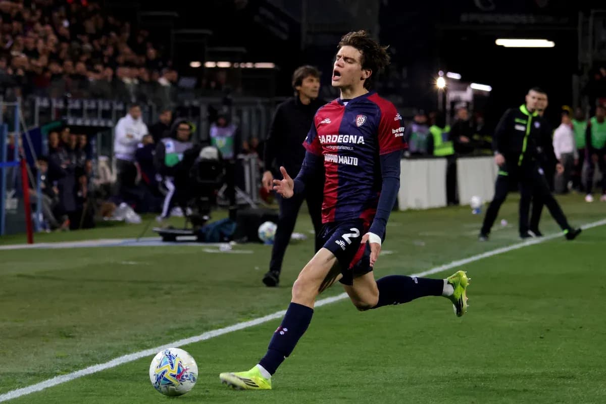 Joueur de Cagliari célébrant un but sur le terrain