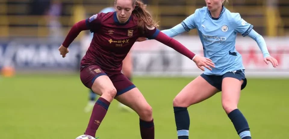 Joueuses en compétition pour le ballon sur le terrain