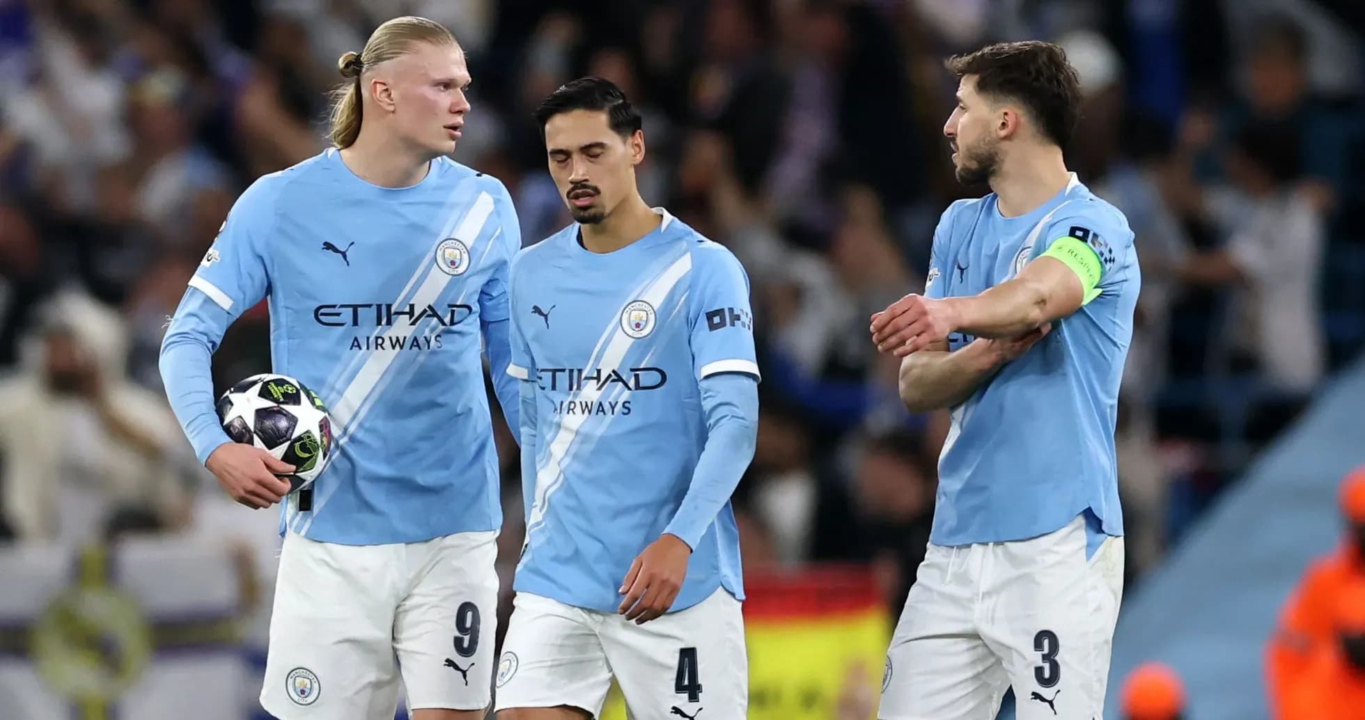 Joueurs de Manchester City discutant sur le terrain