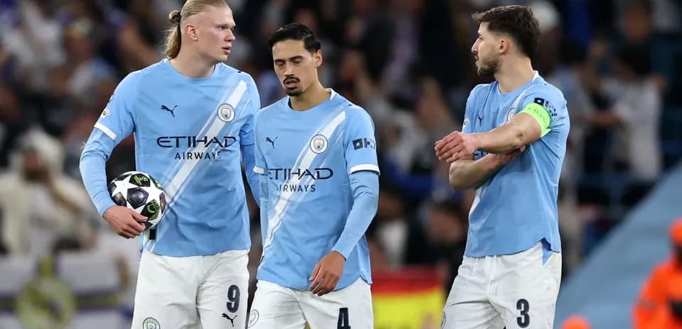 Joueurs de Manchester City discutant sur le terrain