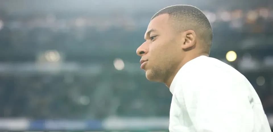 Joueur observant le match depuis le banc