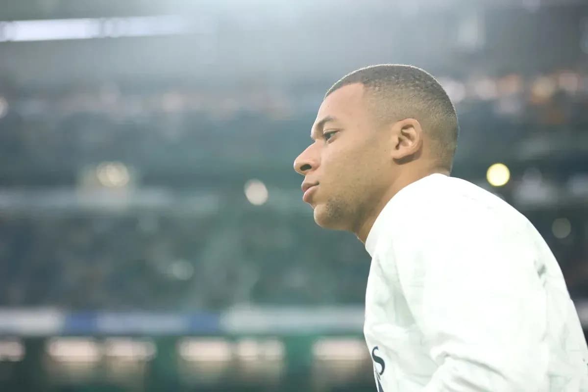 Joueur observant le match depuis le banc